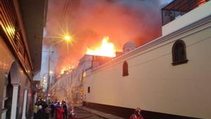 El incendio se produjo en la zona comercial conocida como Mesa Redonda.