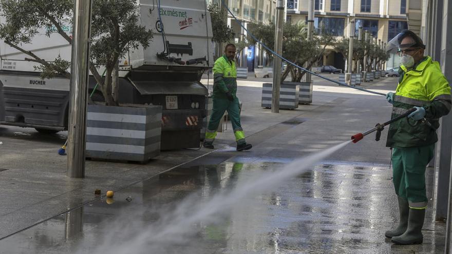 Elche pacta con la empresa de la limpieza mantener el canon durante la prórroga del contrato