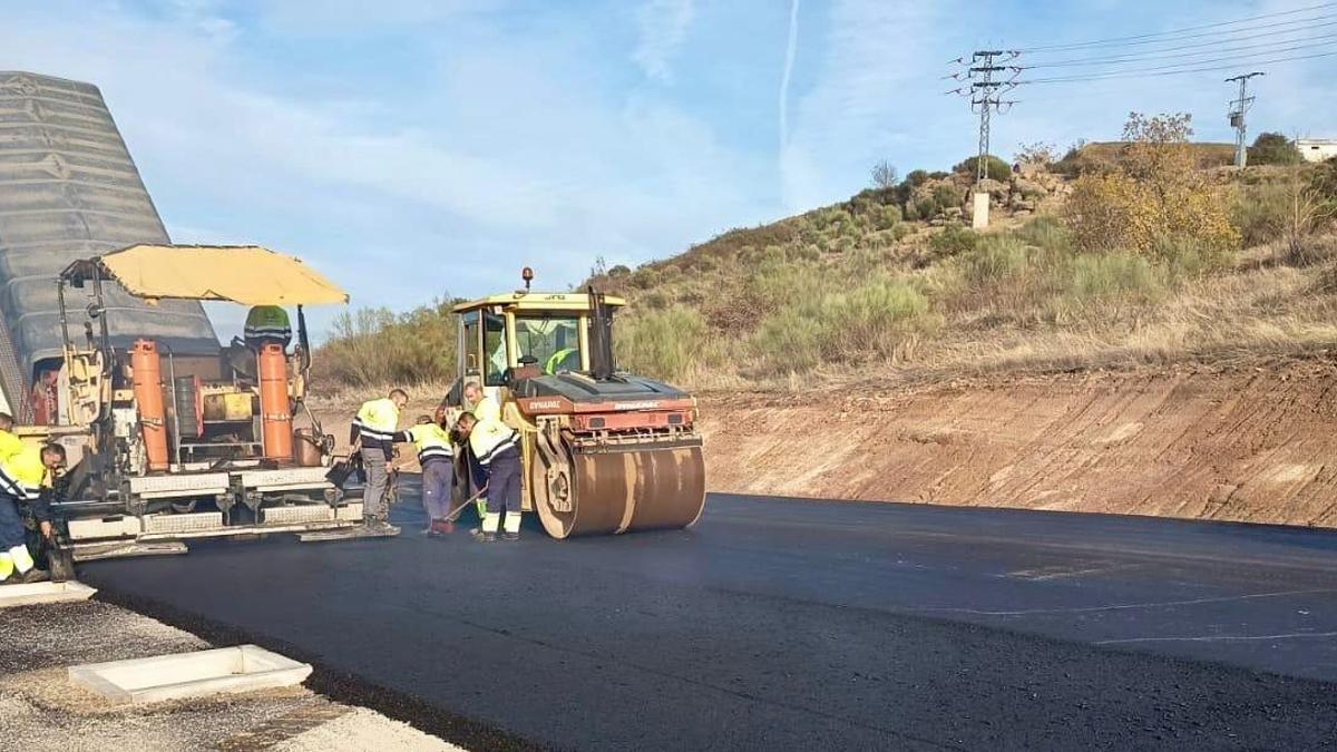 Operarios trabajan con máquinas en la zona de nuevos aparcamientos junto al hospital moralo.