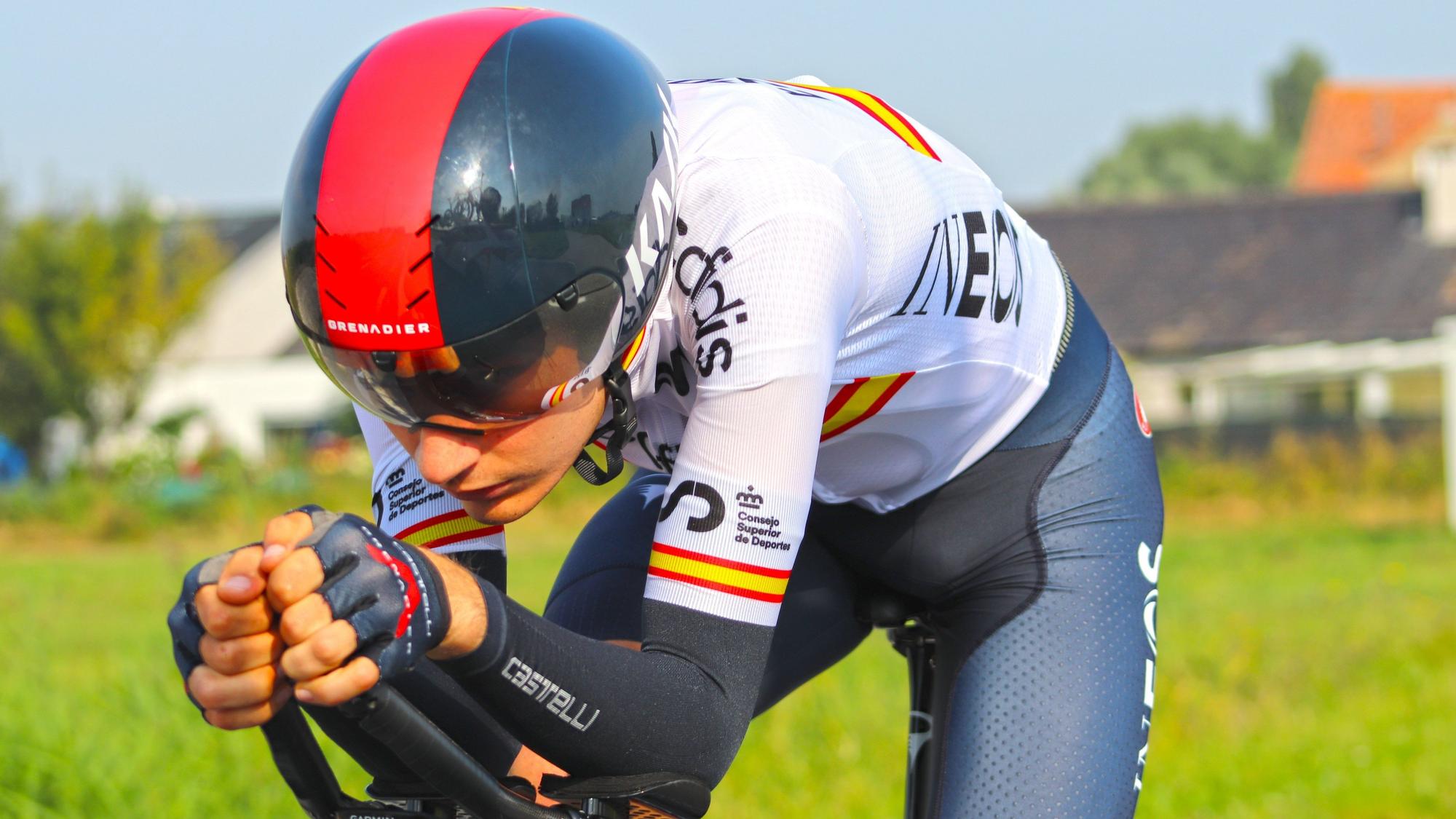 Carlos Rodríguez prepara la contrarreloj individual en las carreteras de Flandes.