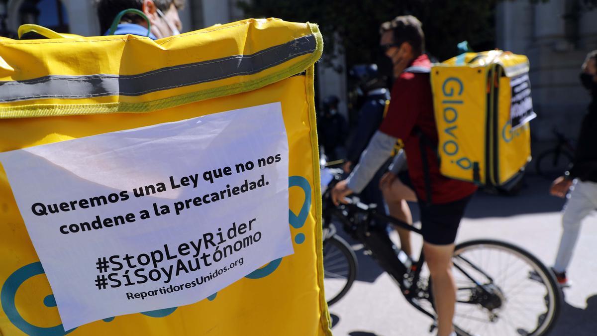 Una protesta &#039;rider&#039; ante el Ayuntamiento de València.