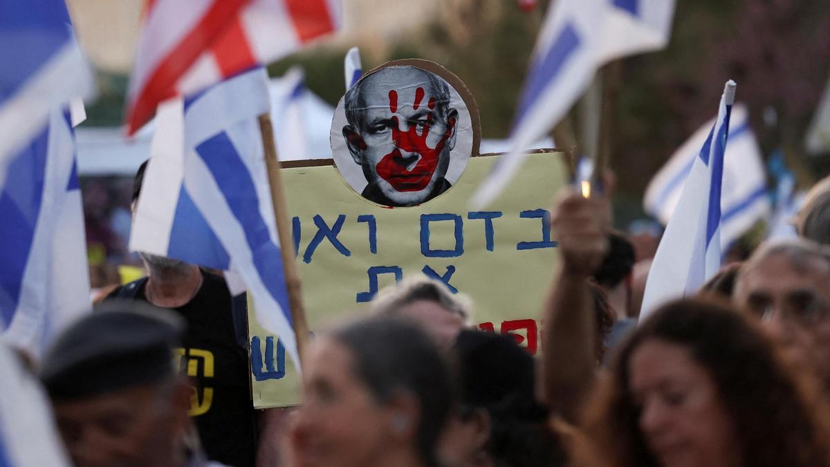 Manifestación exigiendo la destitución del primer ministro israelí Netanyahu frente a la Knesset, en Jerusalén