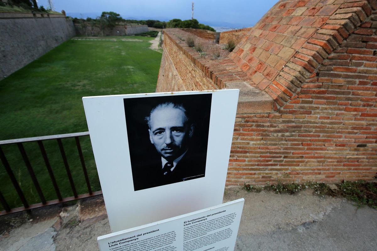 Imagen de Companys en la parte alta del baluarte, sobre el foso.