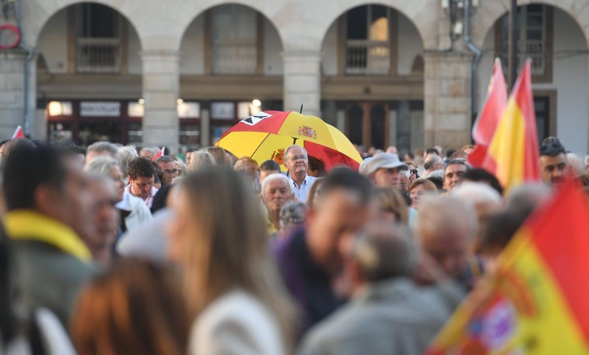 Entre los gritos más repetidos en la tarde de este miércoles estuvieron «Ceuta no se vende, Ceuta se defiende», «Ceuta aguanta, España se levanta» e «Invasores, expulsión».