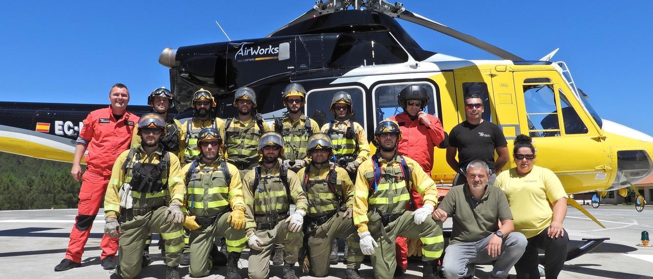 Los pilotos, los bomberos forestales y otros profesionales de la brigada helitransportada de A Merca.