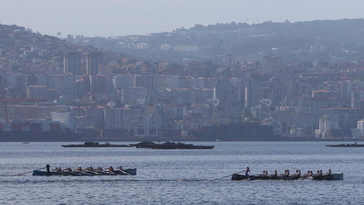 Campo de regatas de Tirán, con Vigo al fondo.