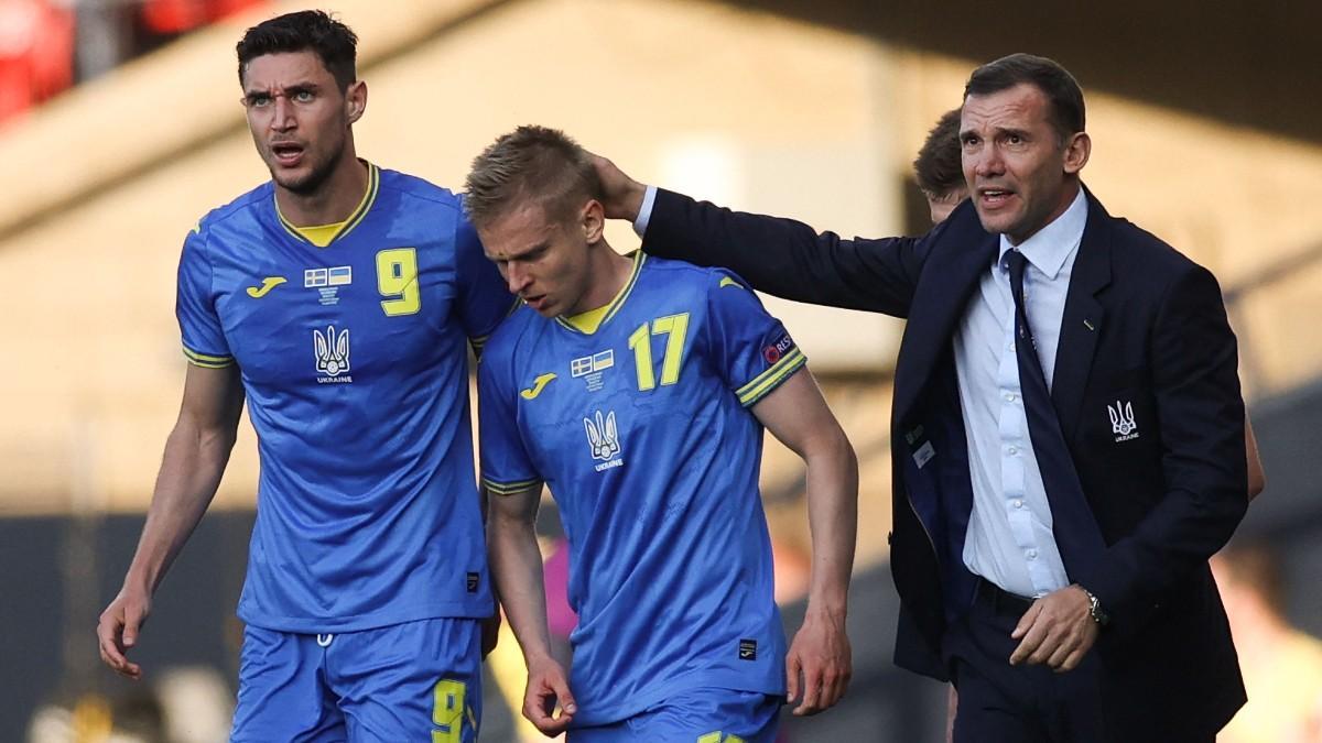 Shevchenko anima a Zinchenko durante el partido de Ucrania contra Suecia