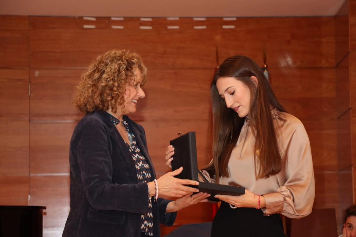 La alcaldesa Amparo Folgado entrega las peinetas personalizadas a la fallera Mayor.