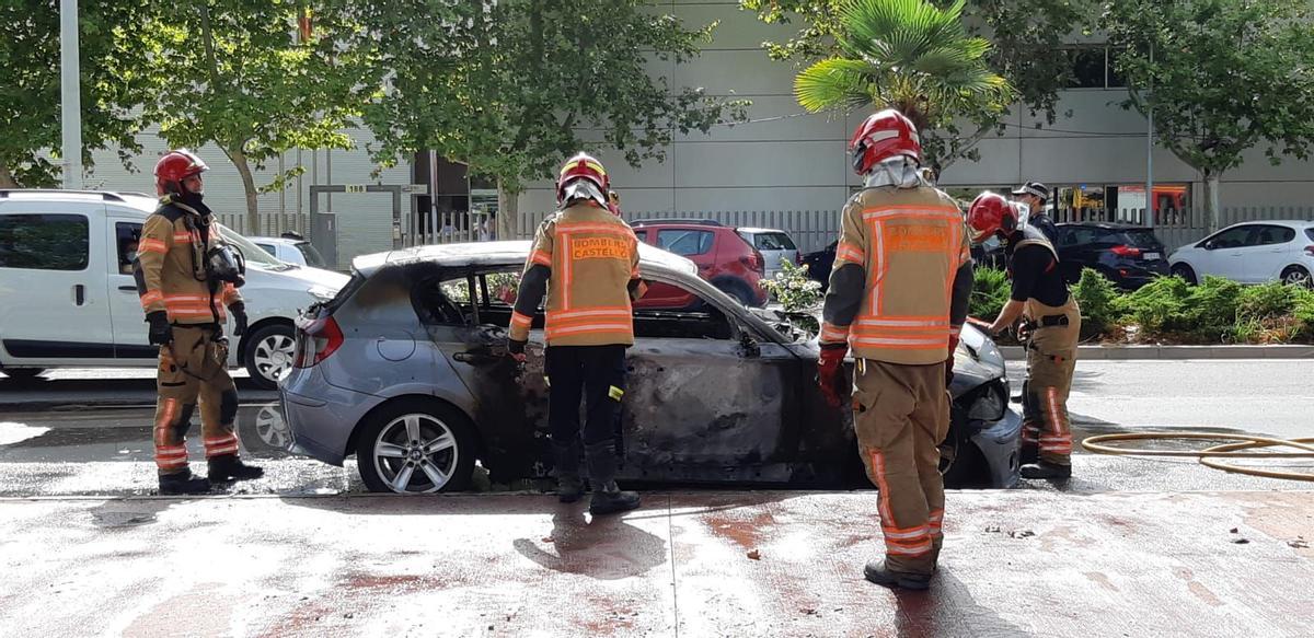 Los bomberos han sofocado las llamas a la mayor brevedad, pero el turismo ha quedado muy dañado.