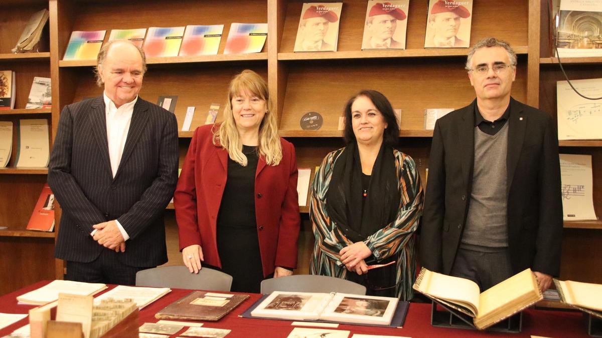 La consellera de Cultura, Natàlia Garriga, juntament amb la directora de la Biblioteca de Catalunya, Eugènia Serra, i el president de la Fundació Institut Cambó, Francesc Guardans