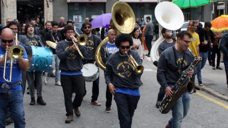 Las bandas recorrieron las calles del centro de Borriana, ayer.