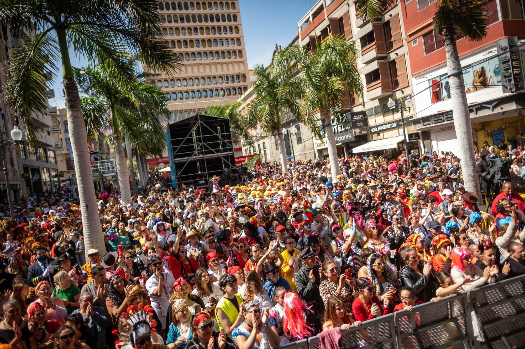 Santa Cruz celebra su segundo Carnaval de día
