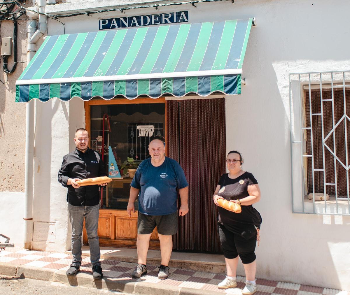 Miquel compra el pan en la panadería de Benidoleig de Arantzazu y Sergio Mengual