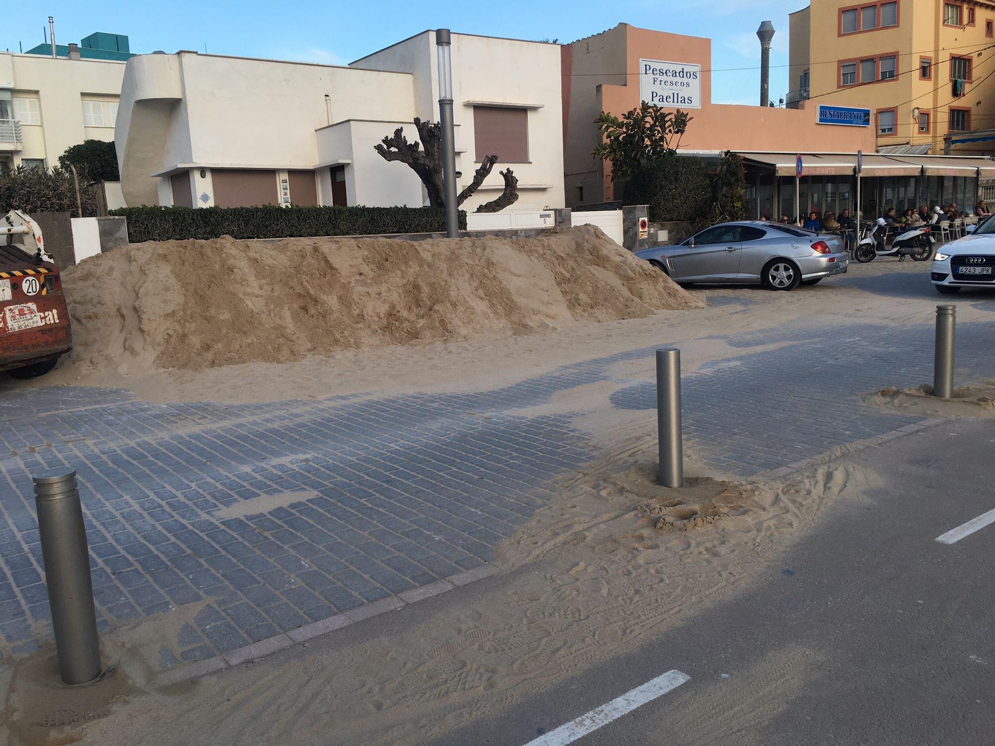 FOTOS| El tiempo en Mallorca: Grandes cantidades de arena invaden la primera línea de Ciudad Jardín, en Palma