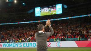 Luis Enrique aplaude a los aficionados españoles en la grada de Wembley tras ser eliminado por Italia.