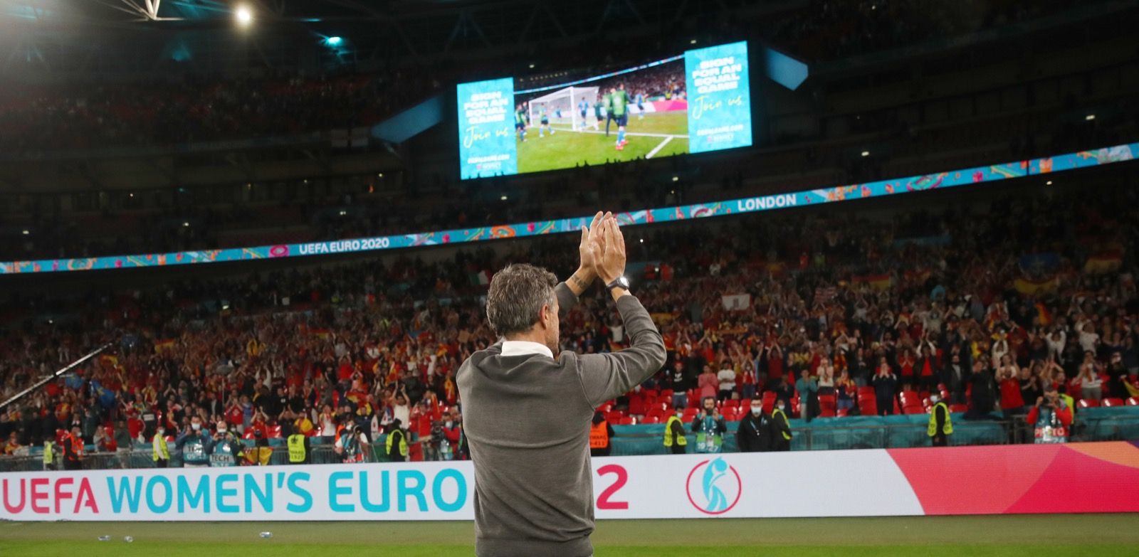 Luis Enrique aplaude a los aficionados españoles en la grada de Wembley tras ser eliminado por Italia.