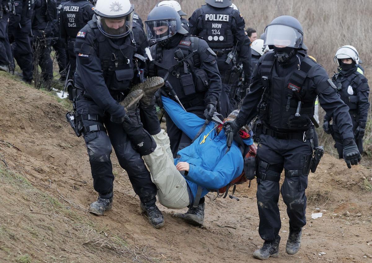 Manifestación contra una mina de lignito a cielo abierto en el pueblo alemán de Luetzerath. Los activistas reclaman que Alemania deje de extraer y quemar carbón lo antes posible por la lucha contra el cambio climático.