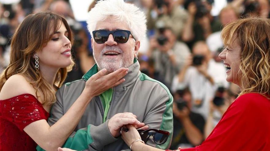 Emma Suárez, Adriana Ugarte y Pedro Almodóvar en Cannes