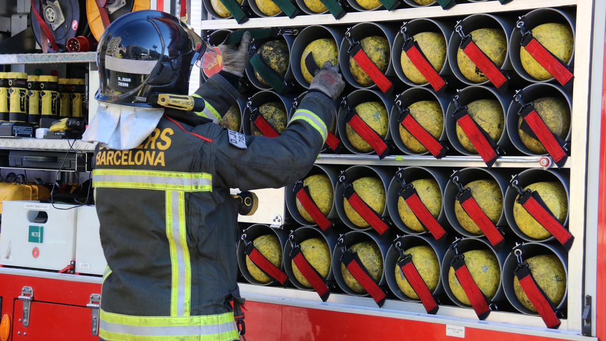 Un efectiu dels Bombers endreçant el material al camió