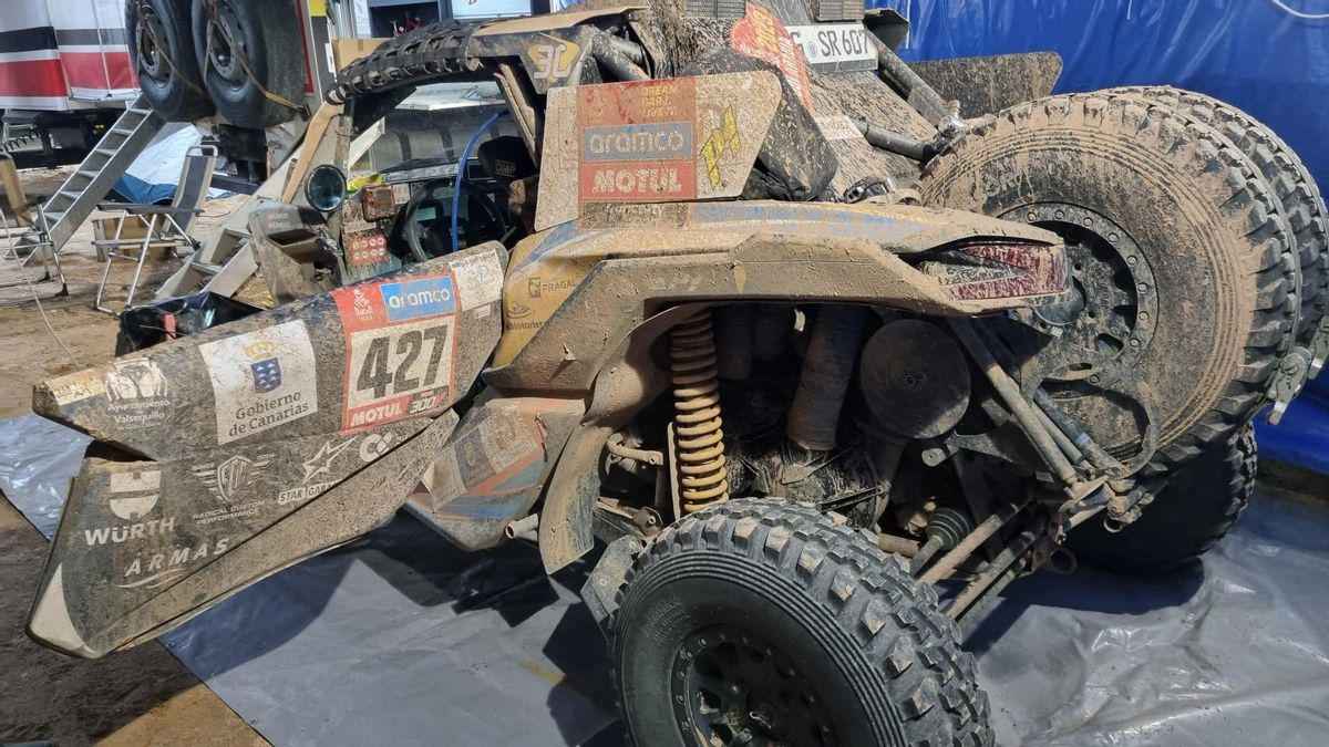 Imagen del vehículo del piloto canario Pedro Peñate, tras la disputa de la novena etapa del Rally Dakar 2023.