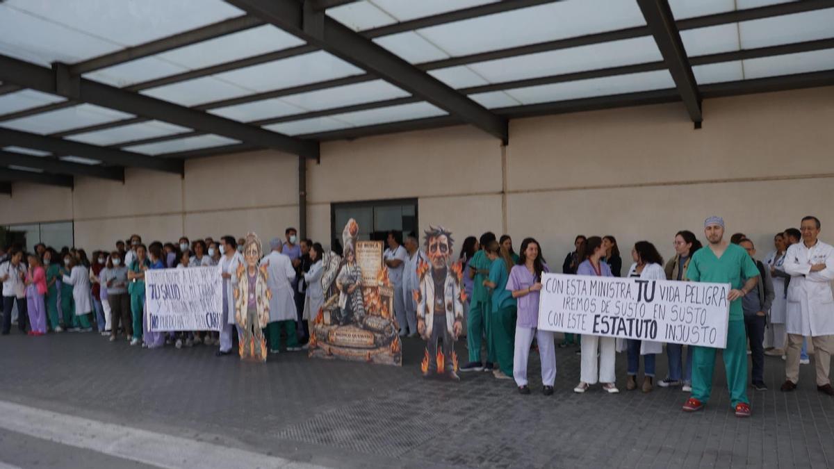 Concentración en silencio a las puertas de La Fe