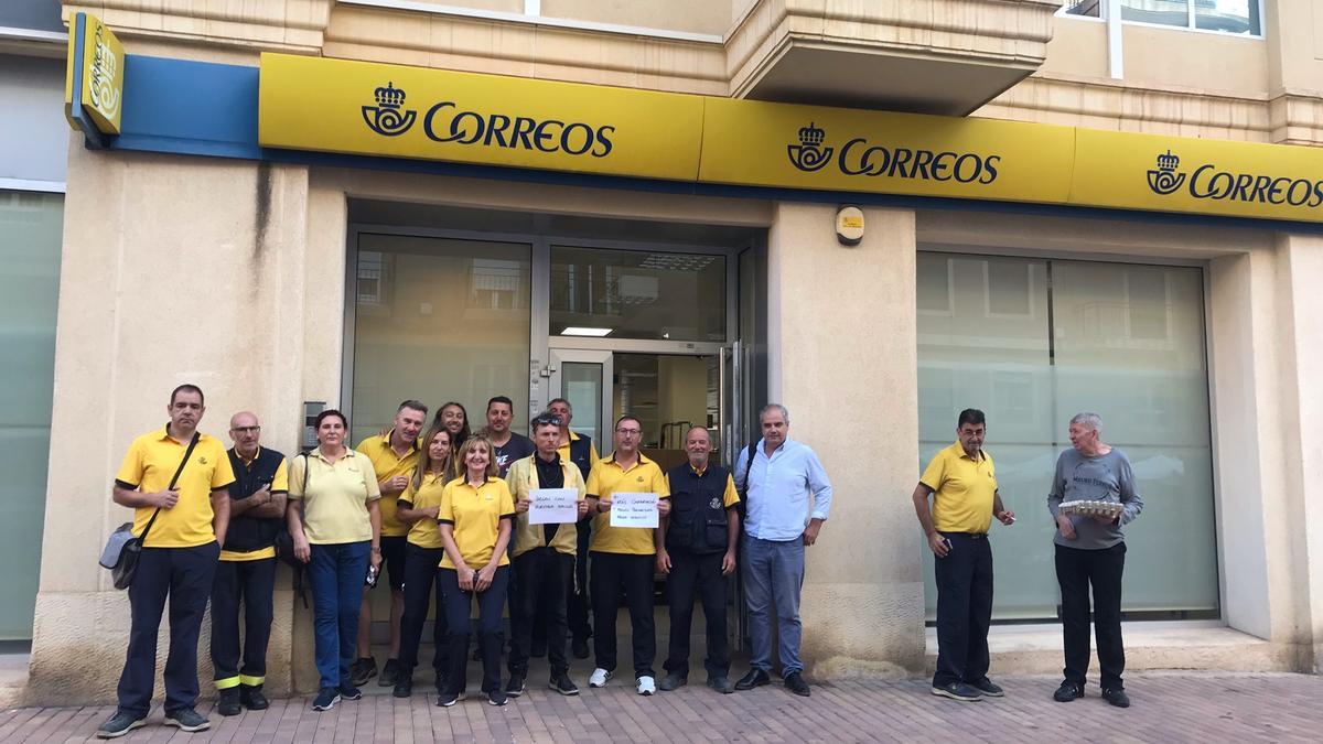 Trabajadores de Correos de Elche protestan delante de una oficina este lunes