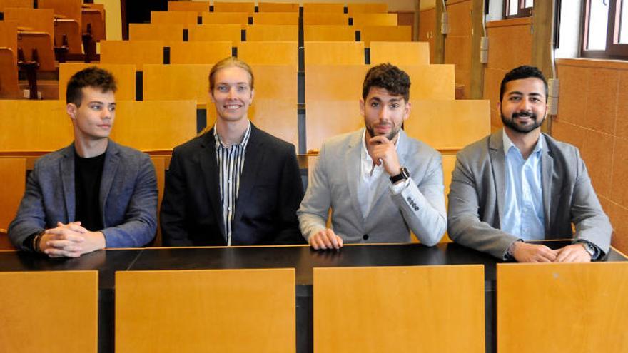 De izquierda a derecha, Julio, Raphael, Roberto y Majesh, en un aula de la facultad de Económicas de la Universidad de La Laguna.