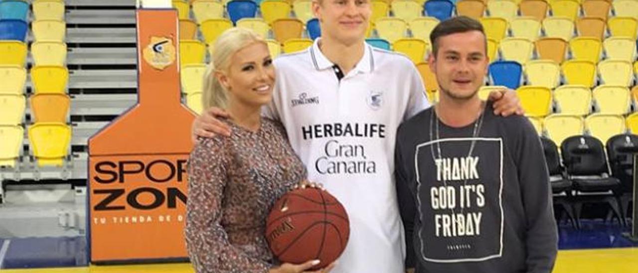 El jugador finlandés del Herbalife, Sasu Salin, agasaja a sus compatriotas.