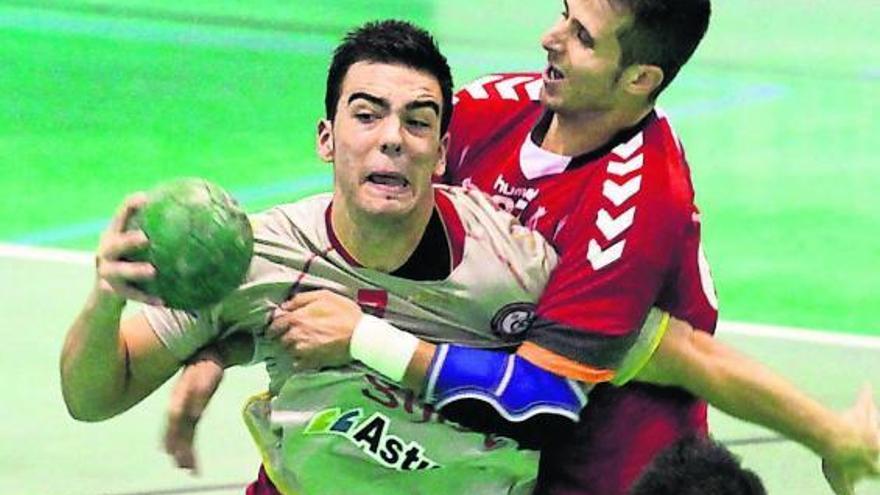 Álex Costoya es frenado por un rival.