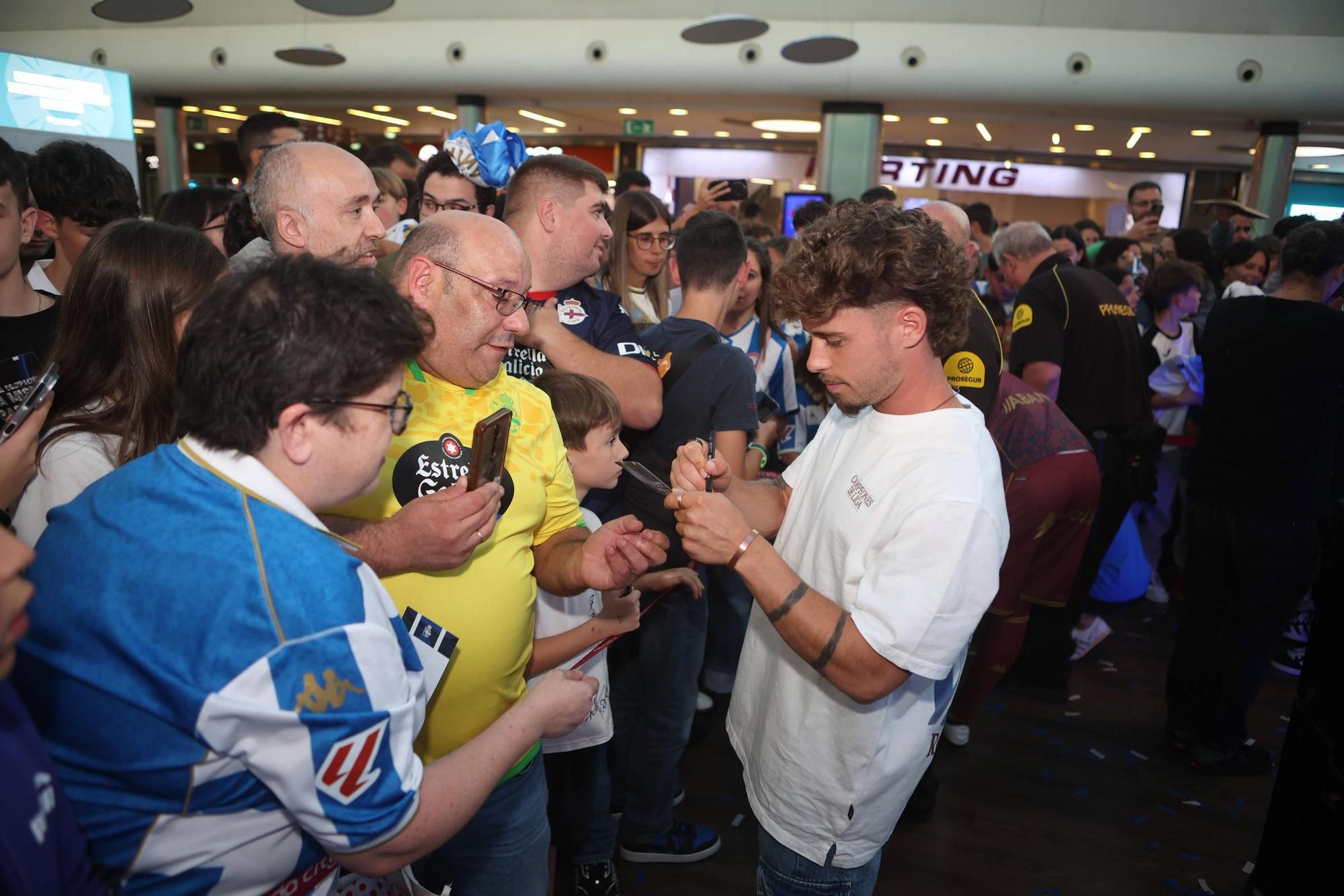 El Deportivo presenta en Marineda City sus equipaciones para la temporada 2025-2026