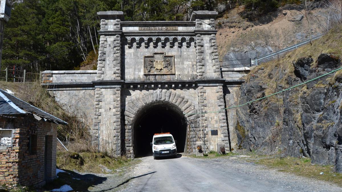 Entrada al túnel ferroviario de Somport desde la localidad aragonesa de Canfranc, a pocos metros de la estación internacional.