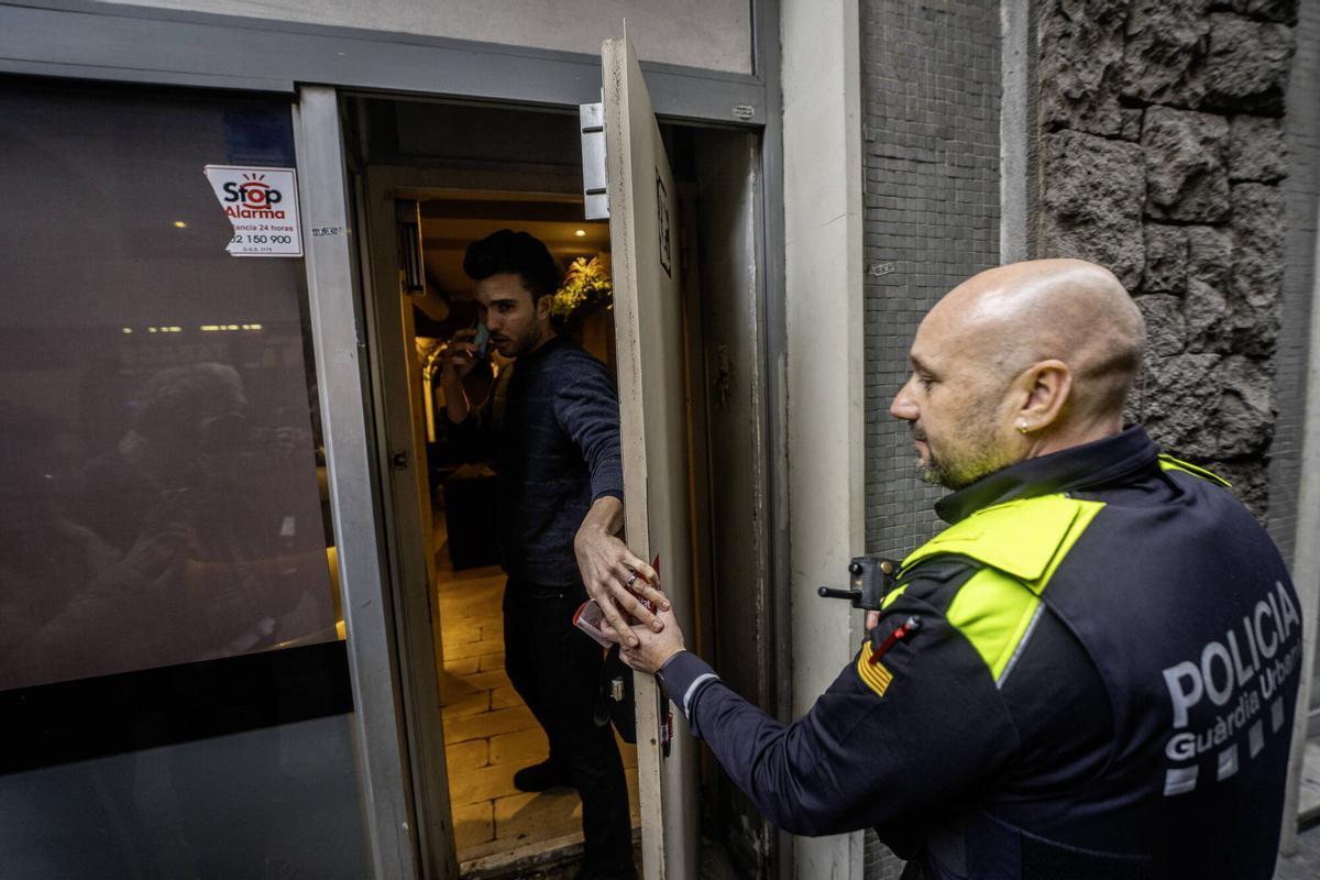 Barcelona vuelve a precintar el bar de Tuset donde Piqué y Clara Chía se conocieron. Imágenes de este 5 de noviembre de 2025.