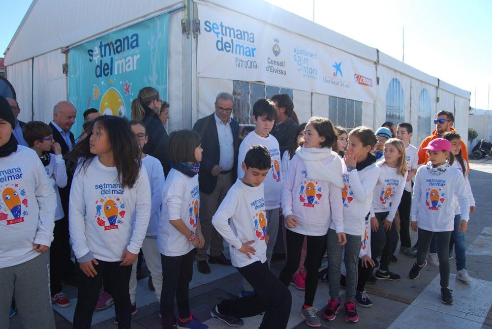 La presentació oficial de la Semana del Mar ha coincidido con el primer contacto de los alumnos del colegio Can Raspalls con las embarcaciones en las que pasarán toda esta semana.