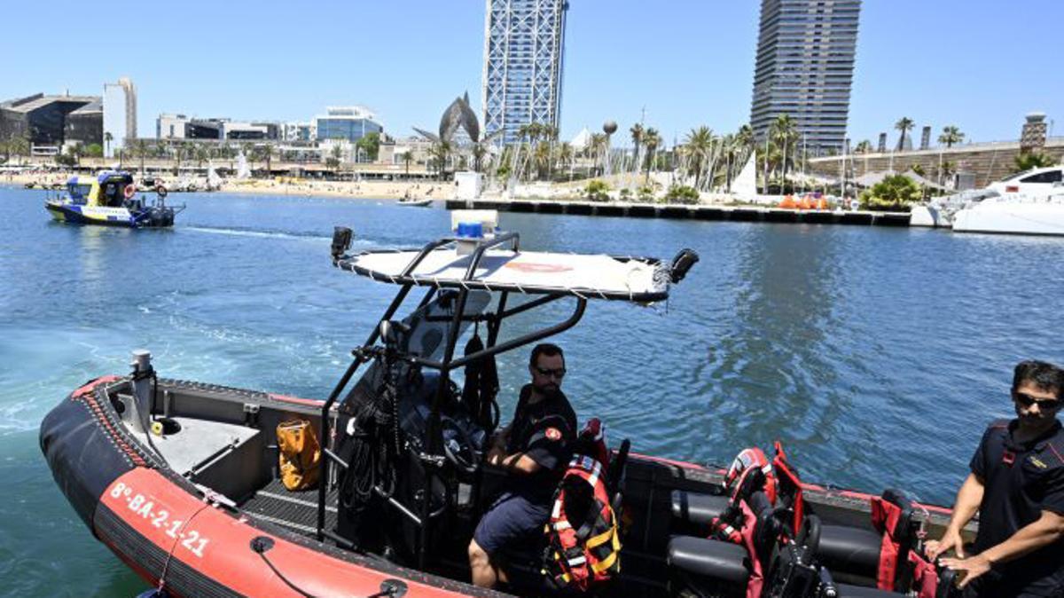 Llanxes dels serveis de  bombers, Guàrdia Urbana i Emergències que vigilen el litoral de Barcelona. | JORDI COTRINA