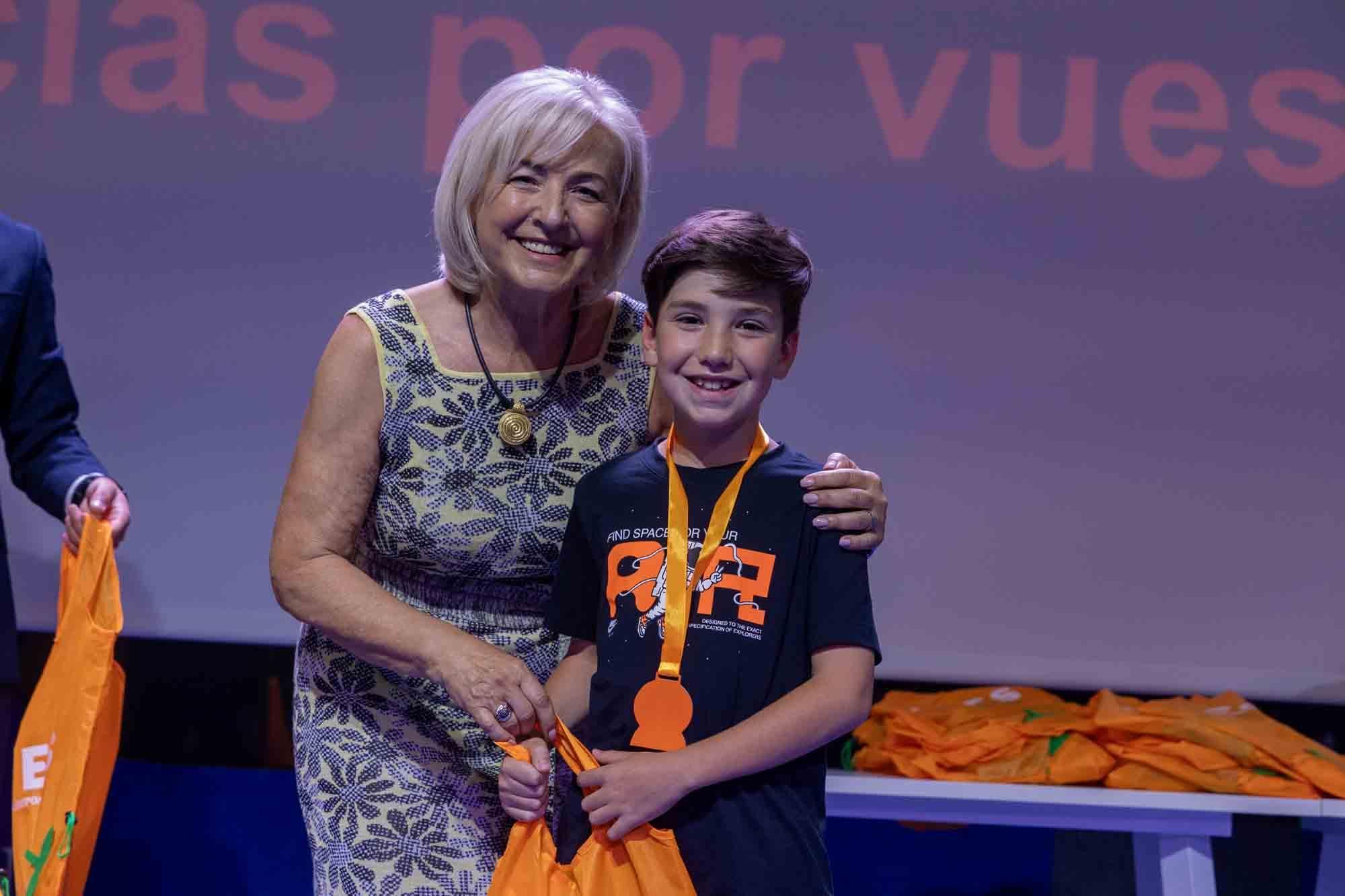 Entrega de premios del concurso infantil de relatos cortos "Cuéntame un cuento para comer" en el Club INFORMACIÓN organizado por COES
