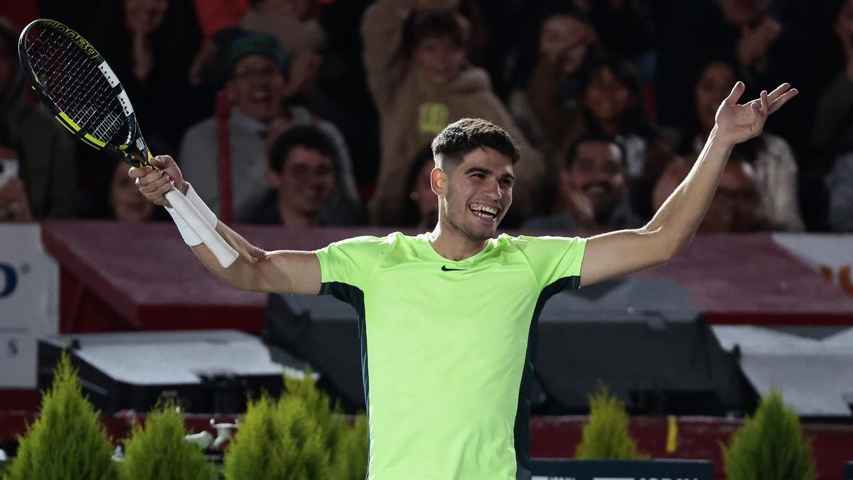 Carlos Alcaraz sonríe durante el partido ante Tommy Paul en el marco del Tennis Fest.