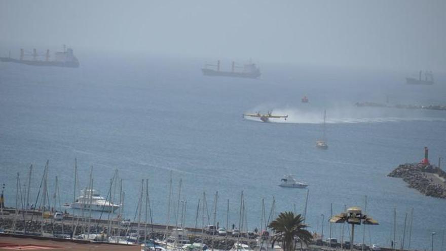 Los hidroaviones cargan agua en el Puerto de Las Palmas - Incendio Gran Canaria 2019