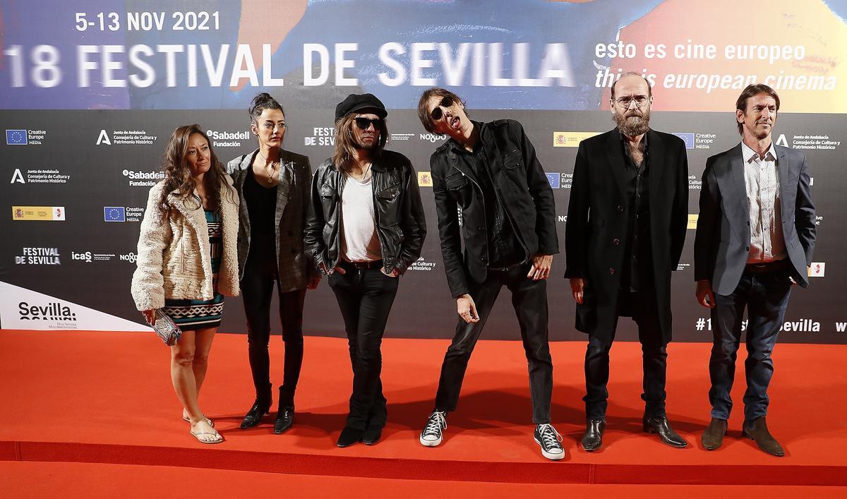 El director del documental Rock and Roll is not dead y el grupo Los Labios, protagonistas de la cinta, posan en el photocall previo a la Gala de inauguración del 18 Festival de Cine Europeo de Sevilla, este viernes en la capital andaluza.