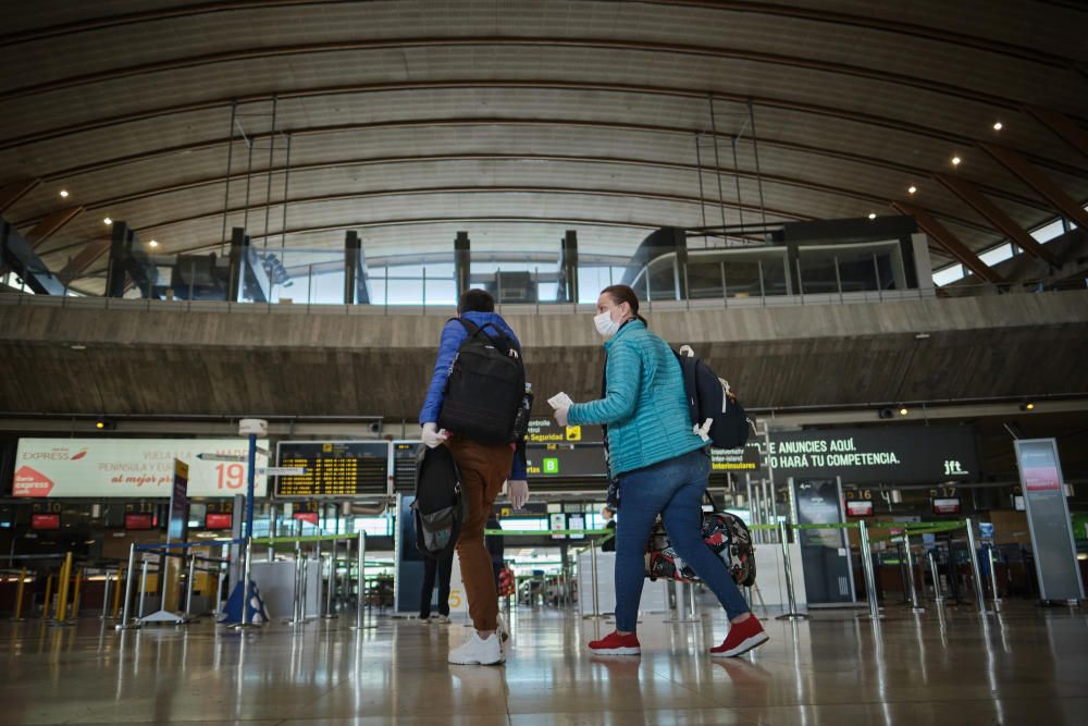 Fotos del aeropuerto de Los Rodeos sin gente por las restricciones. Mascarilla Coronavirus Covid19  | 30/03/2020 | Fotógrafo: Andrés Gutiérrez Taberne