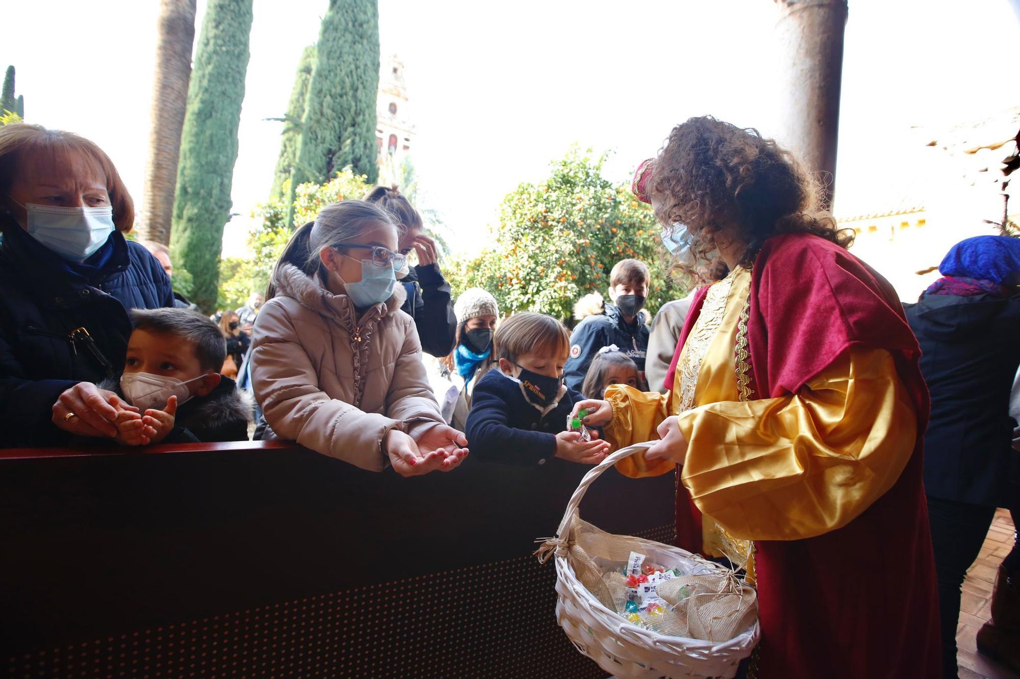 Los Reyes Magos reciben a los niños de Córdoba en el Patio de los Naranjos