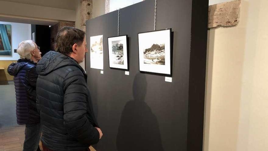 Asistentes a la exposición de la Semana de la Montaña con imágenes de Francisco Ruiz Tilve.