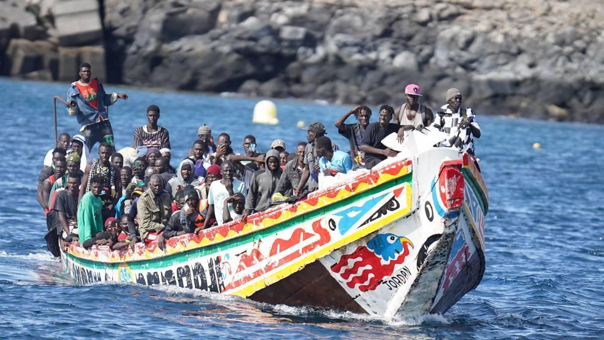 Un cayuco con más de 170 migrantes a su llegada a la isla de El Hierro en octubre pasado.