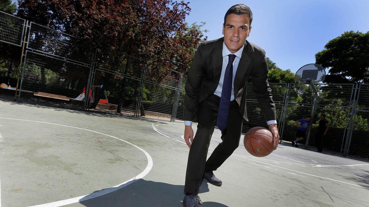 Pedro Sánchez juega al baloncesto, en una imagen de 2013.