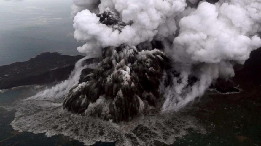 El Anak Krakatoa, en erupción.