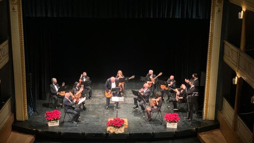 Los músicos de La Rondalla, en el concierto ofrecido en el Teatro Latorre