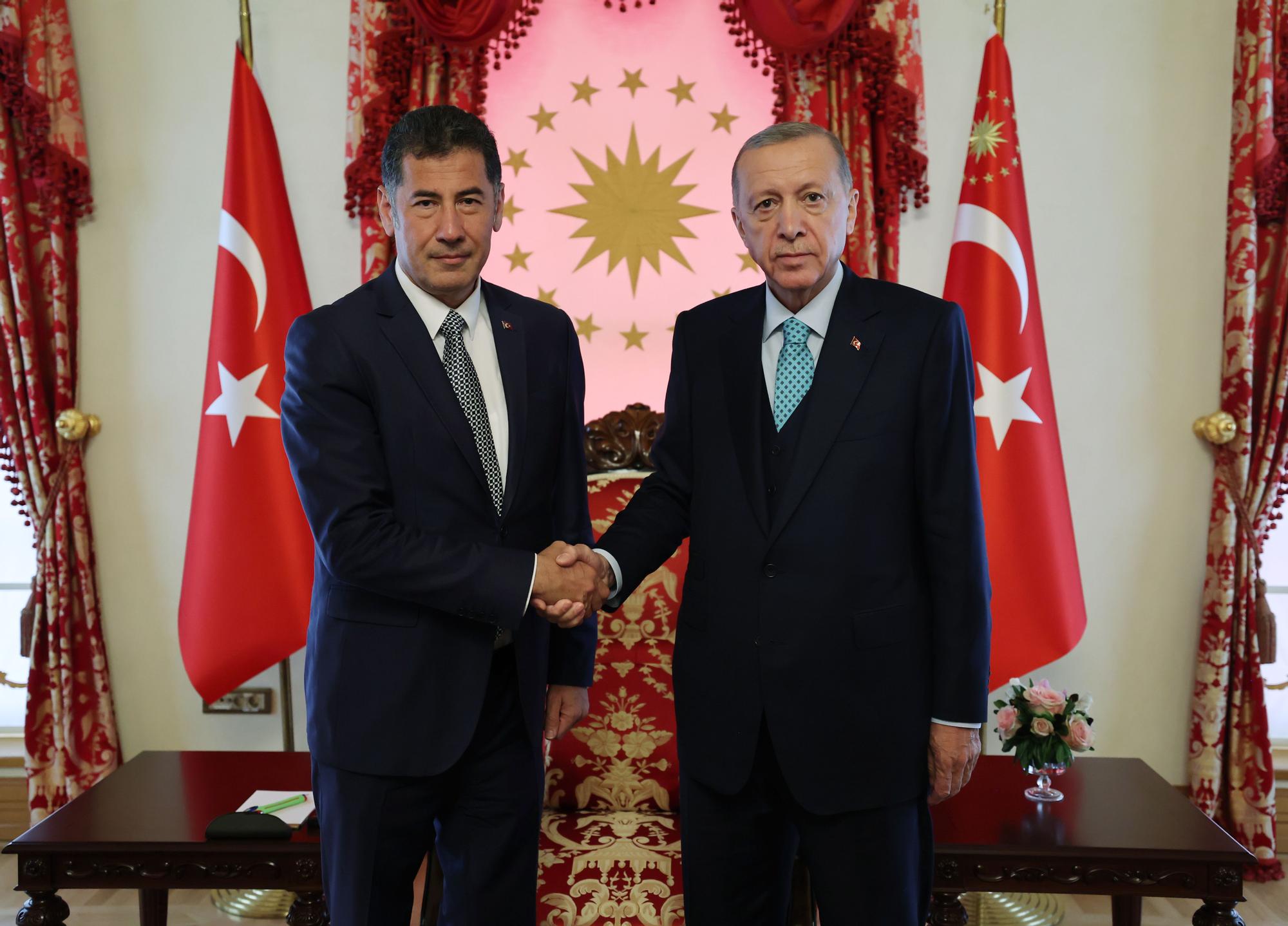 El candidato ultra Sinan Ogan y el presidente turco, Recep Tayyip Erdogan.