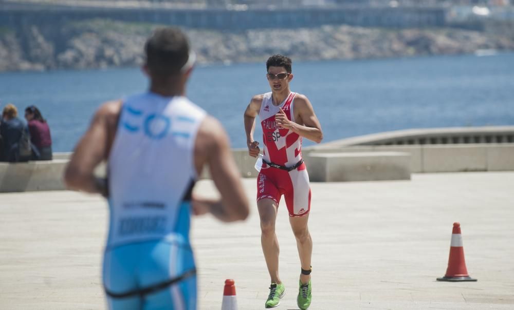 Más de 300 deportistas en el X Triatlón de Riazor