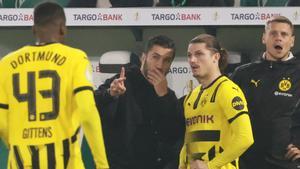 Nuri Sahin hablando con Marcel Sabitzer durante el partido del Dortmund ante el Wolfsburgo