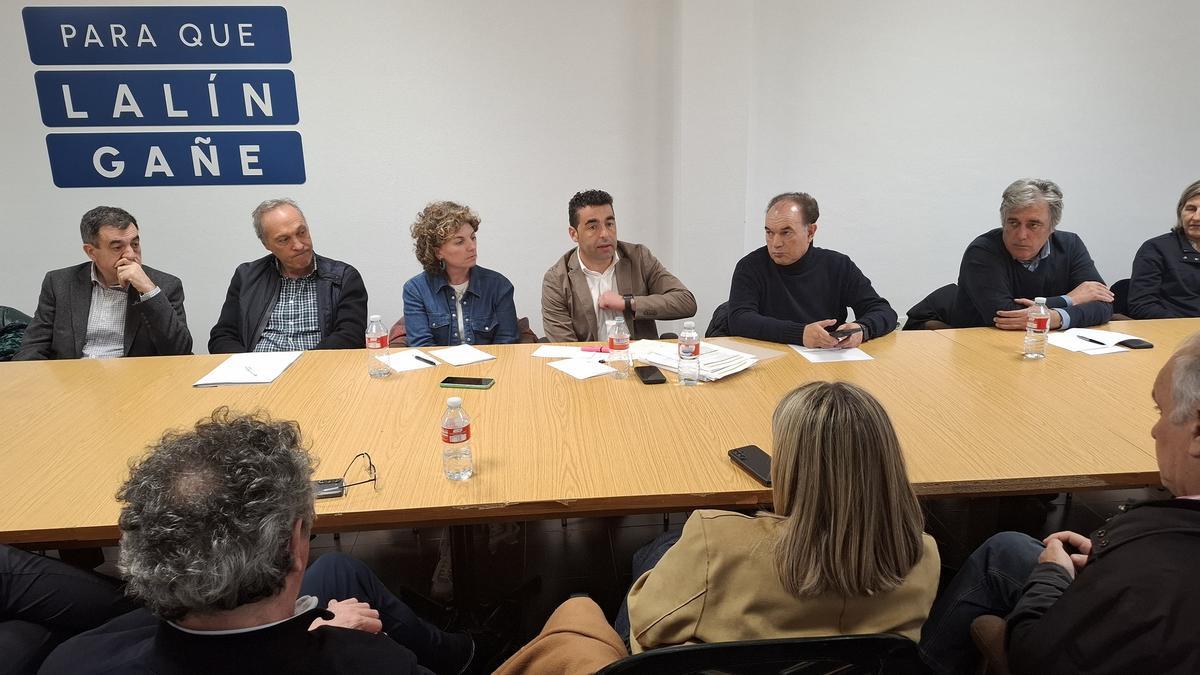 Una reciente reunión del presidente provincial del PP, Luis López, con alcaldes y concejales de su partido.