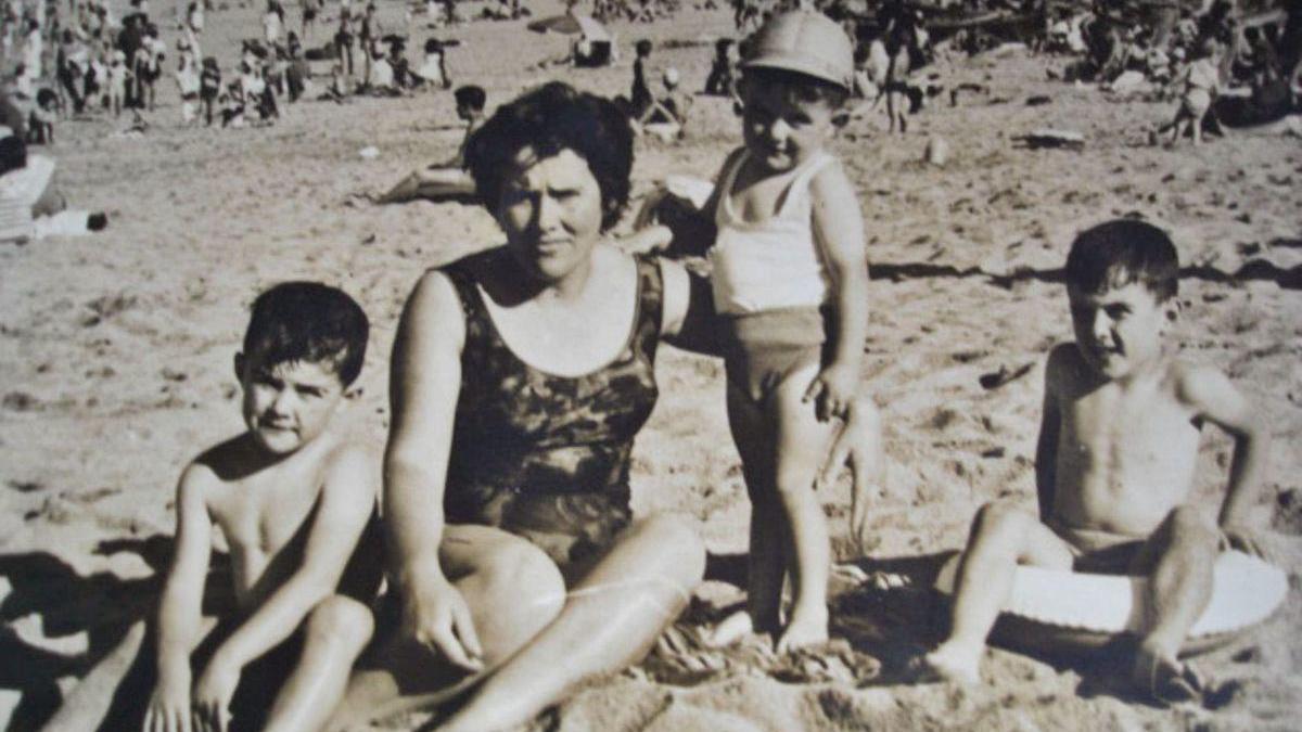 Germán, a la izquierda, con su madre y sus dos hermanos en la playa de Riazor.
